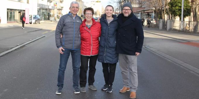 René und Helene Senn sowie die neuen Organisatoren Nicole Esslinger und Oliver Klingert (v.l.n.r.) am künftigen Ort des Geschehens. Grenzüberschreitender Flohmarkt