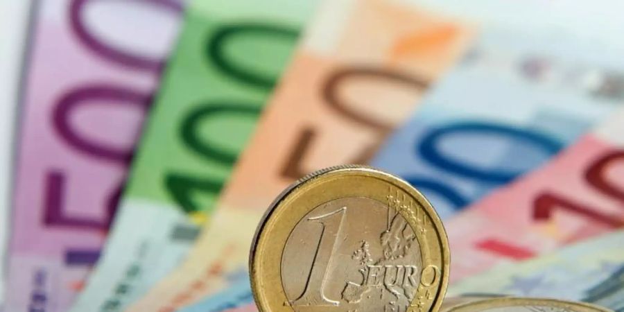 Immer mehr Arbeitnehmer zahlen in Deutschland den für Top-Verdiener gedachten Spitzensteuersatz. Foto: Daniel Reinhardt/dpa