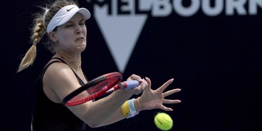 Eugenie Bouchard schlägt in der Qualifikation zu den Australian Open 2020 eine Vorhand.