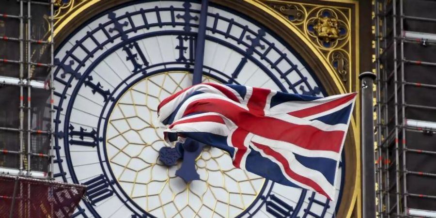 Er soll den Brexit einläuten: Der Big Ben mit einem Union Jack am Zifferblatt. Foto: Alberto Pezzali/AP/dpa