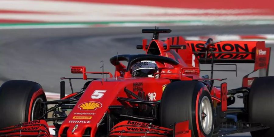 Ferrari-Pilot Sebastian Vettel aus Deutschland bei einer Testfahrt mit dem SF1000 auf dem Circuit de Barcelona-Catalunya. Foto: David Davies/PA Wire/dpa