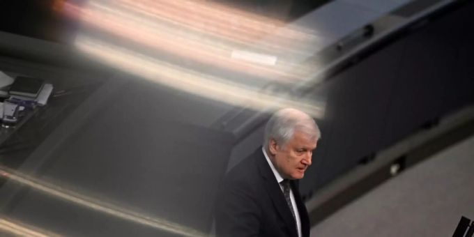 Bundesinnenminister Horst Seehofer künftig Massnahmen im Kampf gegen das Coronavirus an. Bundesinnenminister Horst Seehofer