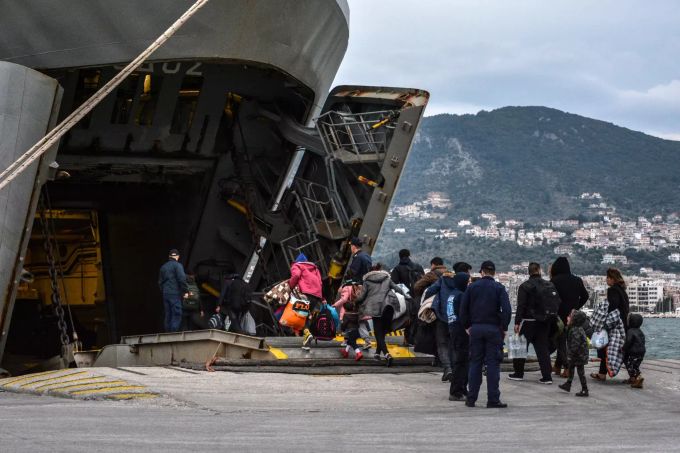 Flüchtlinge gehen an Bord eines Schiffs der griechischen Marine im Hafen von Mytilene. Migranten auf Lesbos
