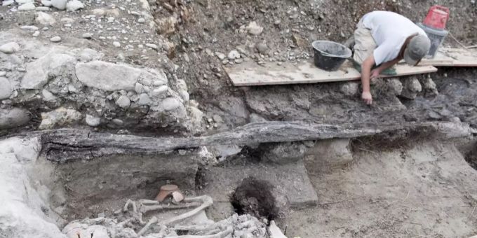 Ein 2000 Jahre alter hölzerner Damm als Teil einer Römischen Strasse auf einer Baustelle in Studen BE (Archivbild). Studen
