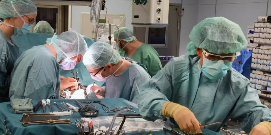84 Prozent der Bundesbürger stehen Organspenden generell eher positiv gegenüber, wie eine im Auftrag der Techniker Krankenkasse ergab. Foto: Waltraud Grubitzsch/zb/dpa