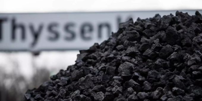 Ein Haufen Kohle vor dem Eingang zum Werk der Thyssenkrupp Steel AG abgelegt. Die Grünen suchen für eine klimafreundliche Wirtschaft den Schulterschluss mit der Industrie. Foto: Fabian Strauch/dpa Ein Haufen Kohle vor dem Eingang zum Werk der Thyssenkrupp Steel AG abgelegt. Die Grünen suchen für eine klimafreundliche Wirtschaft den Schulterschluss mit der Industrie. Foto: Fabian Strauch/dpa