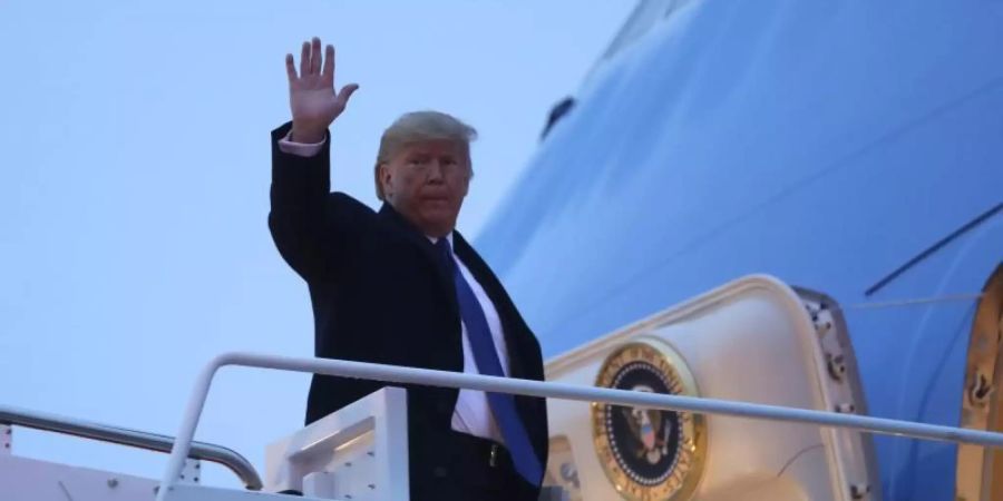 Donald Trump steigt in die Air Force One, um zu einer Wahlkampfveranstaltung nach Milwaukee zu reisen. Foto: Evan Vucci/AP/dpa