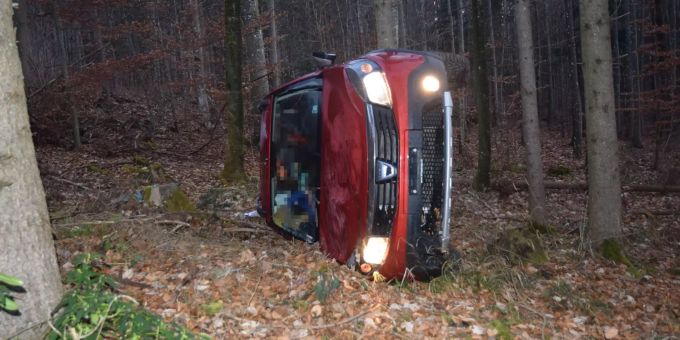 Auto bei Selbstunfall überschlagen. Selbstunfall