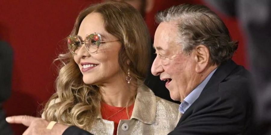 Richard Lugner ist mit seinem Stargast Ornella Muti ganz happy. Foto: Hans Punz/APA/dpa