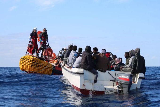 Die Besatzung der «Ocean Viking» erreicht ein Boot mit Flüchtlingen. ocean viking