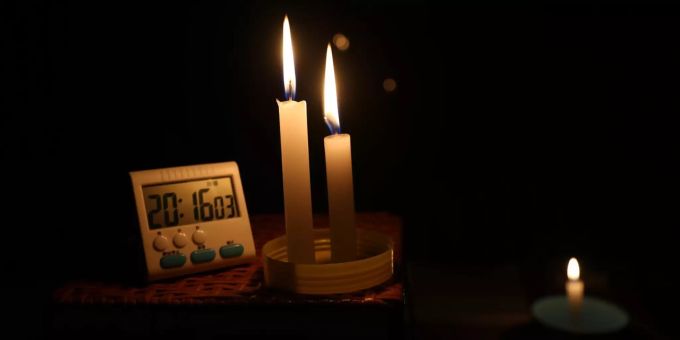 Einige Bewohner nahmen deswegen die Kerzen hervor. (Symbolbild) stromausfall sissach