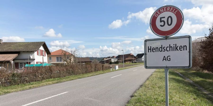 Einfahrtstrasse Richtung der Gemeinde Hendschiken.