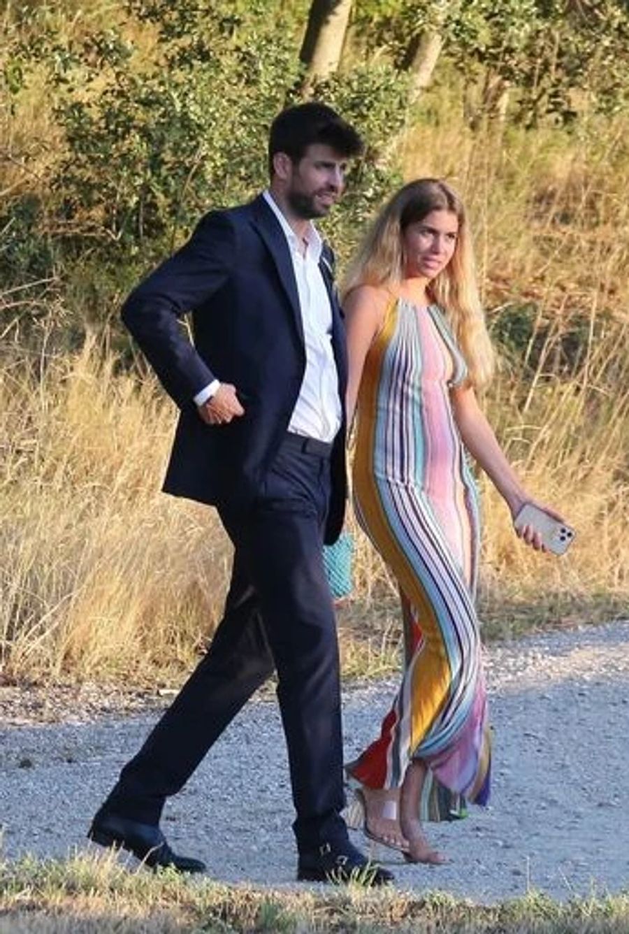 Gerard Piqué und die schöne Clara besuchen die Hochzeit eines Freundes. Shakira dürften diese Bilder nicht gefallen.