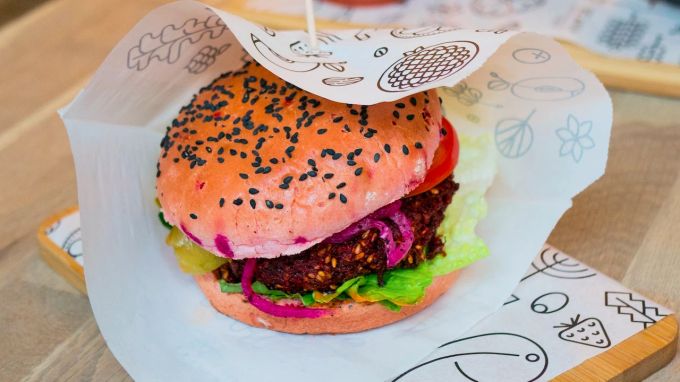 Wer Lust auf einen veganen Burger hat, muss heutzutage nicht lange suchen. Es gibt viele Fleischersatzprodukte und Rezepte für Burger auf pflanzlicher Basis. Vegan Burger