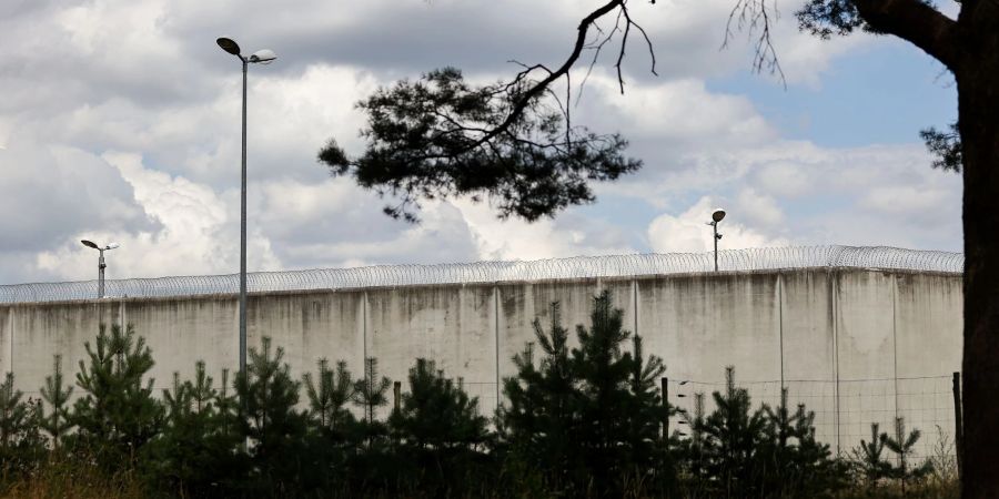 Blick auf die Mauern der Justizvollzugsanstalt Burg.