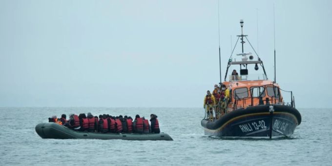Flüchtlingsboot im Ärmelkanal. (Symbolbild) ärmelkanal