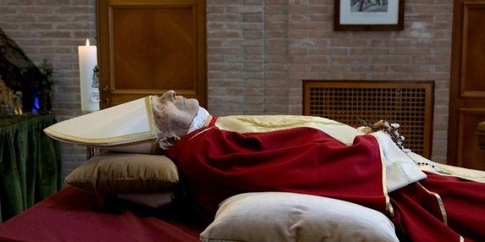 Aufbahrung des emeritierten Papstes Benedikt XVI. Aufbahrung des emeritierten Papstes Benedikt XVI.