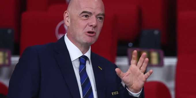FIFA-Präsident Gianni Infantino steht im Chalifa International Stadion auf der Tribüne. FIFA-Präsident Gianni Infantino steht im Chalifa International Stadion auf der Tribüne.