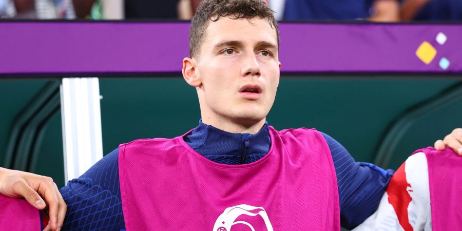 Frankreichs Benjamin Pavard singt als Ersatzspieler die Hymne vor Spielbeginn mit.