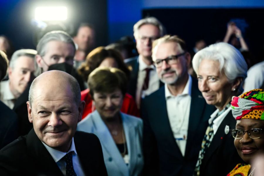 Bundeskanzler Olaf Scholz (vorne) neben Christine Lagarde, Präsidentin der Europäischen Zentralbank, am 51. Jahrestreffen in Davos GR.