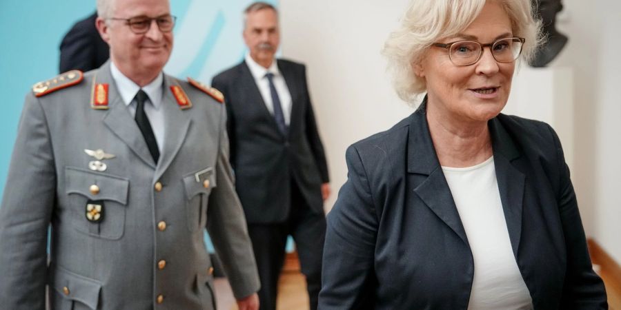 Verteidigungsministerin Christine Lambrecht traf sich in Berlin mit Generalinspekteur  Eberhard Zorn (l) sowie den Chefs von  Krauss-Maffei Wegmann und Rheinmetall, um die Zukunft des Schützenpanzers Puma zu erörtern.