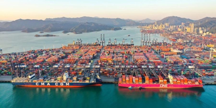 Containerschiffe im Hafen von Shenzhen