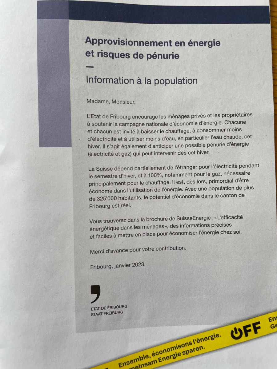 Mit dieser Broschüre will der Kanton Freiburg die Einwohner zum Energie sparen bewegen.