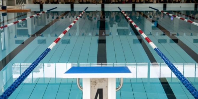 Schwimmbad Sprungbrett