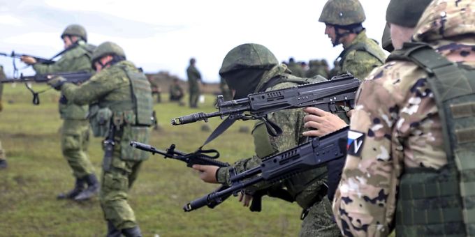 Rekruten halten ihre Waffen während einer militärischen Trainingseinheit auf einem Schiessplatz in der von Russland unterstützten und von Separatisten kontrollierten Volksrepublik Donezk. (Archiv) Foto: Uncredited/AP/dpa rekruten russland