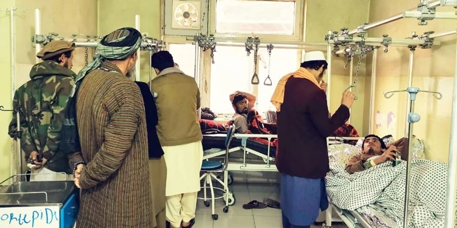 Verletzte Männer in einem Krankenhaus