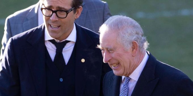 Ryan Reynolds (l.) und König Charles III. hatten offenbar viel Spass im Wrexham-Stadion. king charles ryan reynolds