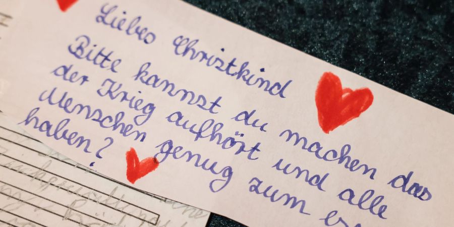 Ein Wunschzettel mit dem Text « Liebes Christkind, bitte kannst Du machen das der Krieg aufhört und alle Menschen genug zum essen haben?» hängt in der Christkindpostfiliale der Deutschen Post.