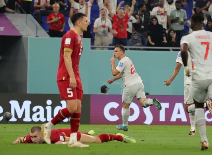 Xherdan Shaqiri jubelt über sein Tor zum 1:0 gegen Serbien. Xherdan Shaqiri