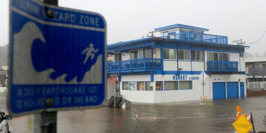 Überflutete Strassen im kalifornischen Ort Aptos