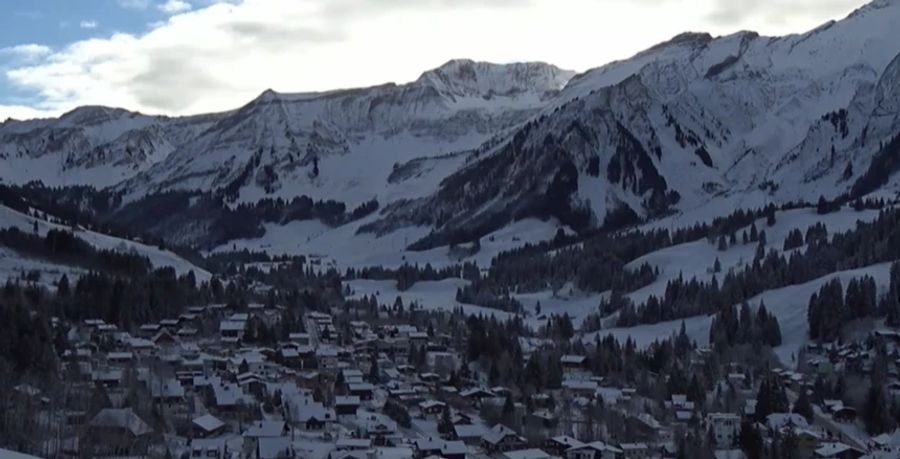 Im Dorf sind die Dächer ebenfalls schneebedeckt.