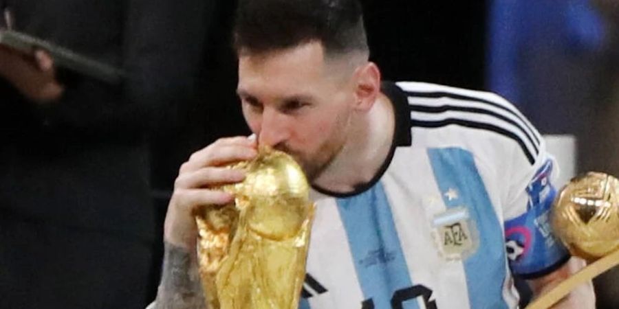 Lionel Messi mit dem WM-Pokal und dem Golden Ball als bester Spieler des Turniers Katar.