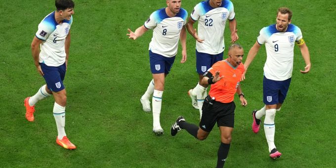 Die englischen Spieler waren mit einigen Entscheidungen von Schiedsrichter Wilton Sampaio nicht einverstanden. Die englischen Spieler waren mit einigen Entscheidungen von Schiedsrichter Wilton Sampaio nicht einverstanden.