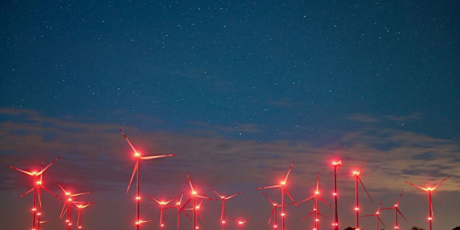 Die roten Positionslichter an Windenergieanlagen erhellen den Nachthimmel und die Landschaft. Lichtverschmutzung nimmt viel stärker zu als bisher erwartet.