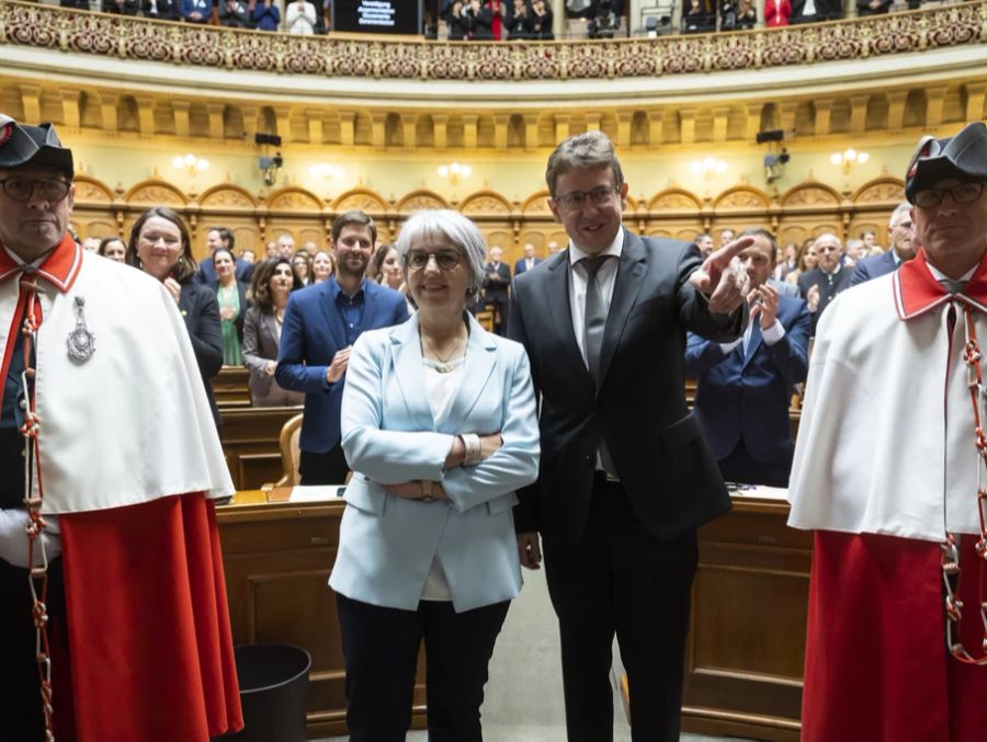 Der neu gewählte Bundesrat Albert Rösti, rechts, und die neu gewählte Bundesrätin Elisabeth Baume-Schneider nach der Vereidigung nach deren Wahl, am 7. Dezember 2022 in Bern.