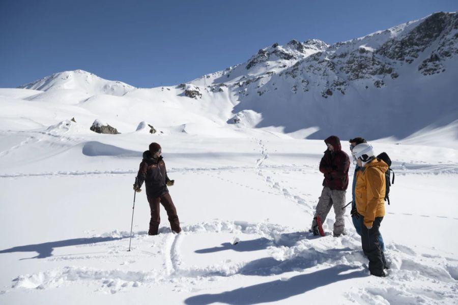 Achtung, auch Fernauslösungen sind möglich. Unter einem Steilhang neben der Piste sollte man also nicht stehen bleiben.