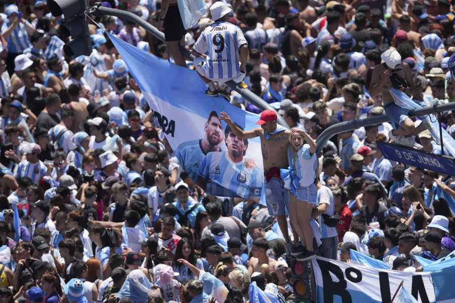 Eine Flagge zeigt Lionel Messi und Diego Maradona.