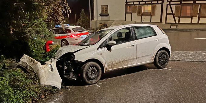 Die Autofahrerin überquerte die Schlossgasse und prallte mit dem Fahrzeug in eine Böschung. Weinfelden Unfall