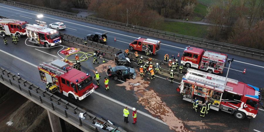 Rettungskräfte am Ort des schweren Unfalls auf der Autobahn 38 bei Leinefelde-Worbis.