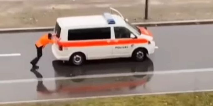 Zwei Polizisten der Kantonspolizei Zürich mussten am Sonntagmorgen ihr Fahrzeug nach einer Panne ins Ziel schieben. Kantonspolizei Zürich