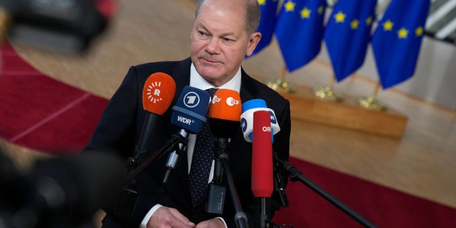 Bundeskanzler Olaf Scholz (SPD) spricht beim EU-Gipfeltreffen in Brüssel mit Medienvertretern.