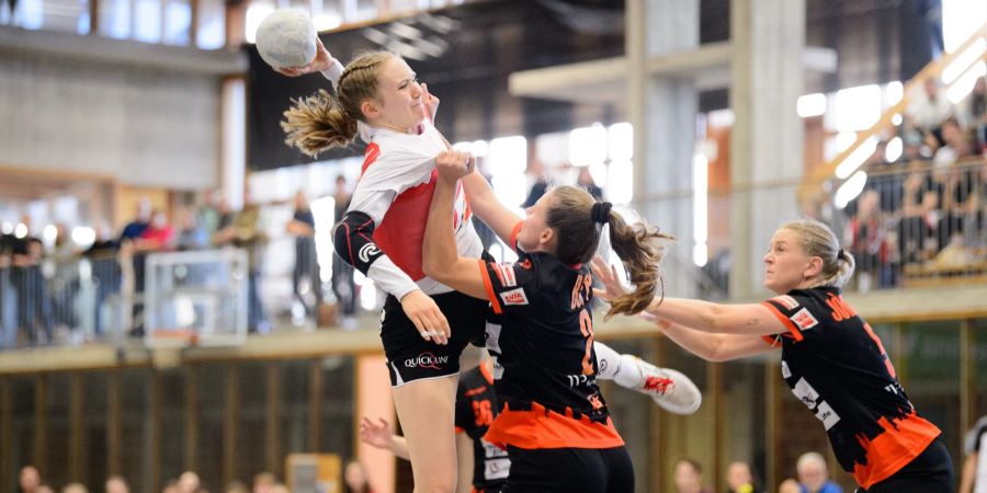 Handballspielerin beim Angriff