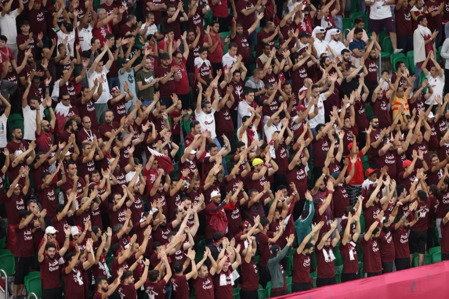 Der katarische Fan-Block heizt dem Gastgeber-Team der WM 2022 bei den Spielen 90 Minuten ein.