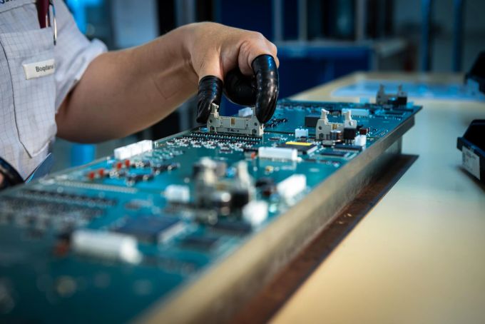 Schweizer Technologie: Einblick in die Leiterplattenbestückung. Schweizer Technologie