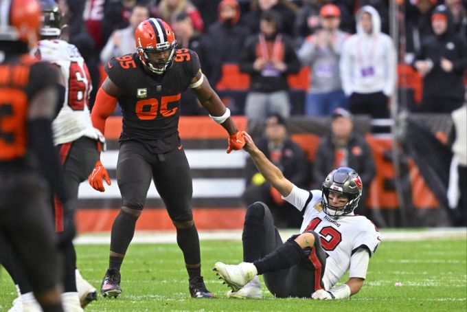 Myles Garrett (Cleveland Browns) hilft Tom Brady (Tampa Bay Buccaneers) nach einem Sack wieder auf die Beine. NFL Tom Brady Buccaneers