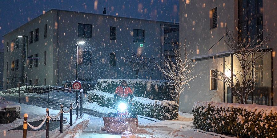 Ein Gemeindearbeiter bei der morgendlichen Schneeräumung in einem Wohnquartier in Belp. - Kanton Bern